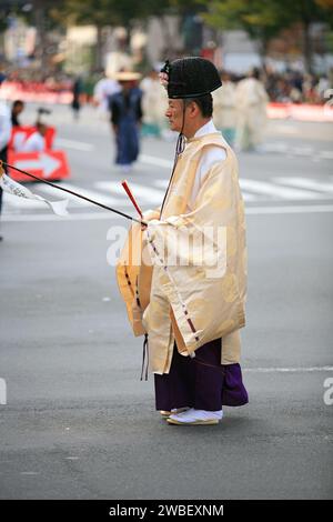 Kyoto, Japan - 22. Oktober 2007: Teilnehmer des Jidai Festivals tragen als Kannushi einen Kariginu und einen eboshi Hut. Kyoto. Japan Stockfoto