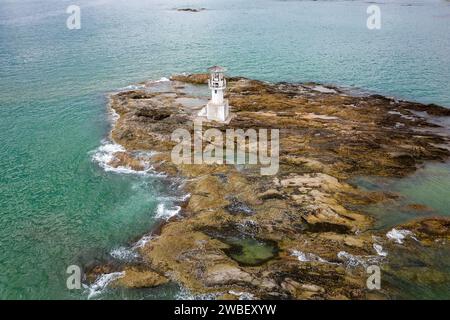 Drohnenblick auf einen Leuchtturm an einem tropischen Strand in der Andamanensee Stockfoto