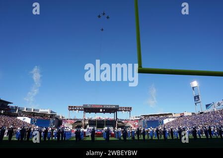 Frisco, Usa. Januar 2024. Frisco, Texas, USA: Ein Überflug findet nur wenige Minuten vor Beginn des NCAA Division I FCS Football Championship Game 2024 statt, das zwischen den Montana Grizzlies und den South Dakota State Jackrabbits im Toyota Stadium am Sonntag, den 7. Januar 2024 in Frisco, USA, ausgetragen wurde. (Foto: Javier Vicencio/Eyepix Group/SIPA USA) Credit: SIPA USA/Alamy Live News Stockfoto