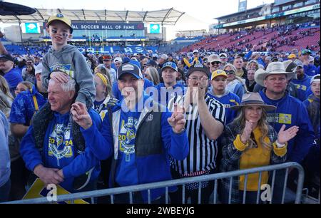 Frisco, Usa. Januar 2024. Frisco, Texas, USA: Fans des Bundesstaates South Dakota feiern auf dem Spielfeld den Sieg ihres Teams 23-3 gegen die Montana Grizzlies beim NCAA Division I FCS Football Championship Game 2024, das am Sonntag, 7. Januar 2024 im Toyota Stadium in Frisco, USA, ausgetragen wurde. (Foto: Javier Vicencio/Eyepix Group/SIPA USA) Credit: SIPA USA/Alamy Live News Stockfoto