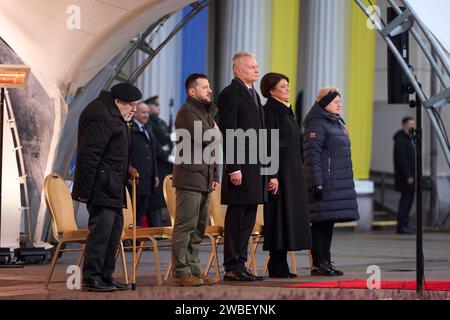 Vilinus, Litauen. Januar 2024. Der ukrainische Präsident Wolodymyr Zelenskyy, 2. Links, neben dem litauischen Präsidenten Gitanas Nauseda, Mitte, steht für die Nationalhymnen auf dem Lukiskes-Platz am 10. Januar 2024 in Vilnius, Litauen. Kredit: Ukrainischer Ratsvorsitz/Pressestelle Des Ukrainischen Präsidenten/Alamy Live News Stockfoto