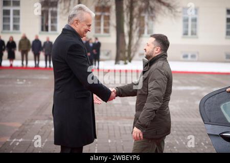 Vilinus, Litauen. Januar 2024. Der ukrainische Präsident Wolodymyr Zelenskyj, rechts, wird der litauische Präsident Gitanas Nauseda, links, bei der Ankunft auf dem Simonas Daukantas Platz am 10. Januar 2024 in Vilnius, Litauen begrüßt. Kredit: Ukrainischer Ratsvorsitz/Pressestelle Des Ukrainischen Präsidenten/Alamy Live News Stockfoto