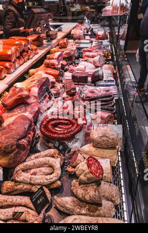 Lyon, Frankreich - 30. Januar 2022: Verkauf von Gourmetgerichten in Les Halles de Lyon Paul Bocuse, erbaut 1971 im 3. Arrondissement von Lyon, Auvergne-Rhone- Stockfoto