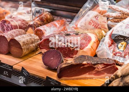 Lyon, Frankreich - 30. Januar 2022: Verkauf von Gourmetgerichten in Les Halles de Lyon Paul Bocuse, erbaut 1971 im 3. Arrondissement von Lyon, Auvergne-Rhone- Stockfoto