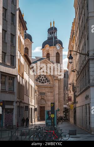 Lyon, Frankreich - 30. Januar 2022: Die Fassade der Kapelle des Hotel Dieu oder Le Grand Hostel Dieu an der Rhone in Lyon, Frankreich. Stockfoto