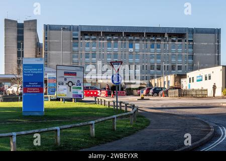 Basingstoke und North Hampshire Hospital, England, Großbritannien. Außenansicht des Haupteingangs Stockfoto