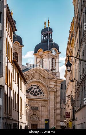 Lyon, Frankreich - 30. Januar 2022: Die Fassade der Kapelle des Hotel Dieu oder Le Grand Hostel Dieu an der Rhone in Lyon, Frankreich. Stockfoto