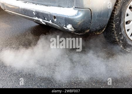 Krakau, Polen, 10. Januar 2024. Im Zentrum von Krakau ist ein Auspuffrohr zu sehen, das Rauch ausatmet. Die Luftverschmutzung wurde heute für sehr ungesund erklärt, und die PM2,5-Konzentration lag 30-mal höher als die jährlichen Luftqualitätsleitlinien DER WHO. Die Verschmutzung ist eine Kombination aus Windmangel und niedrigen Temperaturen, die die Stadt und ihre Bewohner zwangen, ihre Häuser zu heizen. Quelle: Dominika Zarzycka/Alamy Live News. Stockfoto