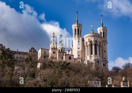 Lyon, Frankreich - 25. Januar 2022: Basilika Notre Dame de Fourviere auf dem Fourviere Hill in Lyon, Frankreich. Stockfoto