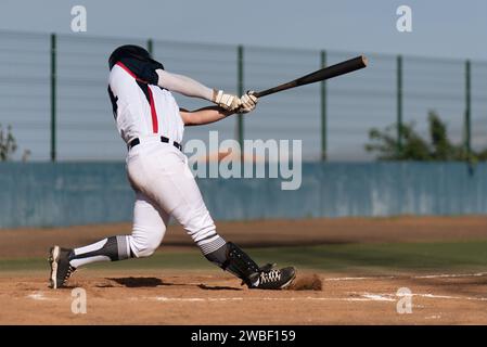 Baseballspieler in Aktion im Stadion, Baseballschläger, der darauf wartet, den Ball zu schlagen Stockfoto