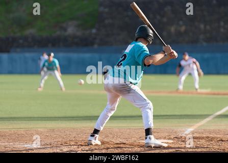 Baseballspieler in Aktion im Stadion, Baseballschläger, der darauf wartet, den Ball zu schlagen Stockfoto