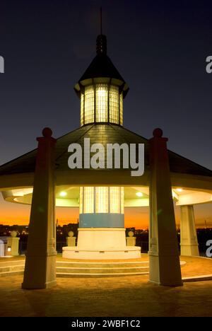 McKay Pavilion Dämmerung, Piers Park, Boston, Massachusetts Stockfoto