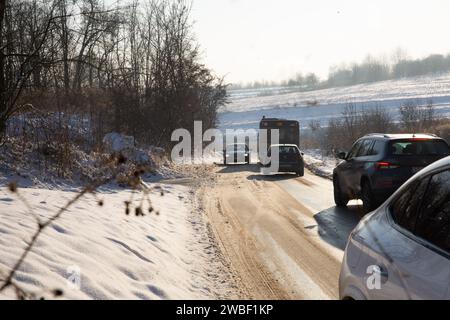 Krakau, Polen, 10. Januar 2024. Autos fahren auf Schnee und Eis in den Vororten von Krakau, während die Temperaturen sanken und Schnee in Südpolen fiel. Die Straßen in den Vororten werden vernachlässigt. Stockfoto