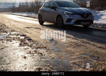 Krakau, Polen, 10. Januar 2024. Ein Auto fährt auf Schnee und Eis in den Vororten von Krakau, während die Temperaturen fielen und Schnee in Südpolen fiel. Die Straßen in den Vororten werden vernachlässigt. Stockfoto