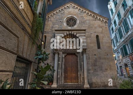 Hauptfassade der Kirche San Donato, 12. Jahrhundert, Via S. Donato, 10, im Zentrum von Genua, Italien Stockfoto