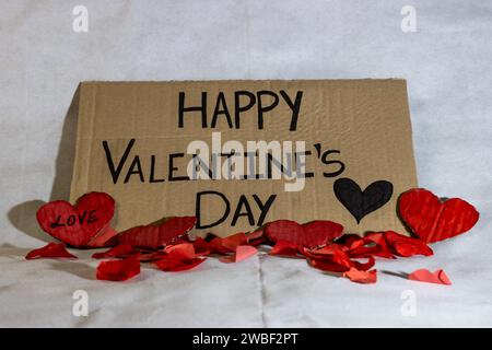 Pappschild Happy Valentine's Day isoliert. Text von Happy Valentine's Day auf einem Karton geschrieben Stockfoto