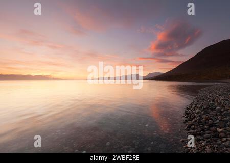 Laporten in Nordschweden, Lappland. Sonnenaufgang in Bjoerkliden am Tornetraesk-See Stockfoto