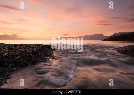 Sonnenaufgang am Tornetraesk-See in Lappland. Blick auf den Abisko-Nationalpark und Laporten von Silverfallet Stockfoto