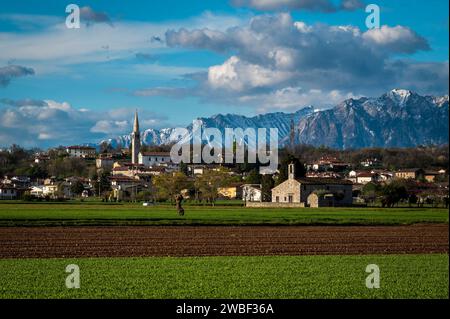 San Vito di Fagagna und die Moränenhügel des Friaul. Tavella Kirche Stockfoto