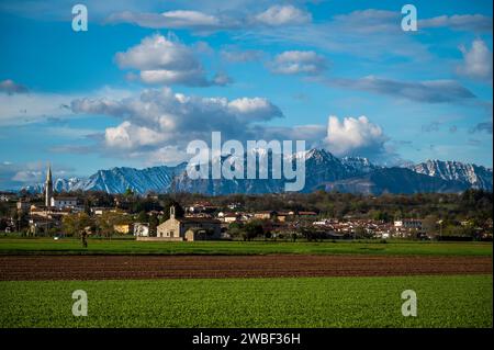 San Vito di Fagagna und die Moränenhügel des Friaul. Tavella Kirche Stockfoto