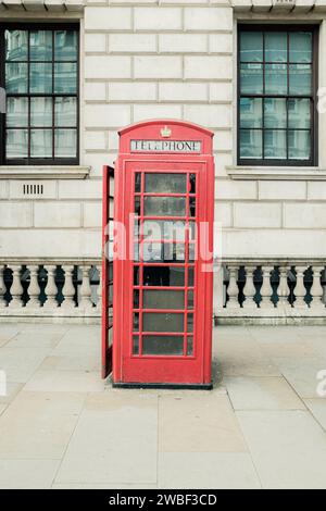 Klassische rote Telefonzelle in London, England. Stockfoto