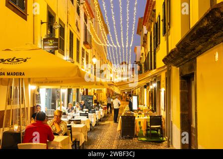 Madeira Funchal Madeira Restaurants auf der Rua de Santa Maria beleuchtet mit Weihnachtsdekorationen Straßenbeleuchtung Funchal Madeira Portugal EU Stockfoto