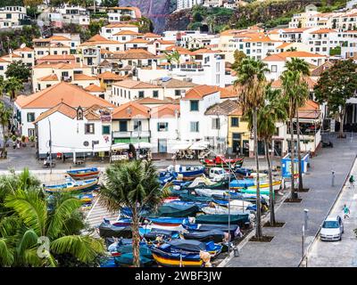 Das hübsche Küstendorf Camara de Lobos auf Madeira. Stockfoto