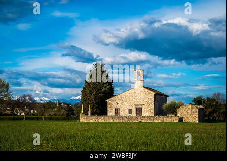 San Vito di Fagagna und die Moränenhügel des Friaul. Tavella Kirche Stockfoto