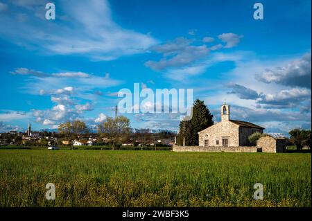 San Vito di Fagagna und die Moränenhügel des Friaul. Tavella Kirche Stockfoto