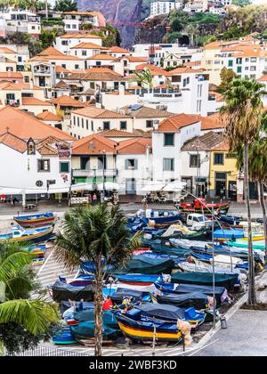 Das hübsche Küstendorf Camara de Lobos auf Madeira. Stockfoto