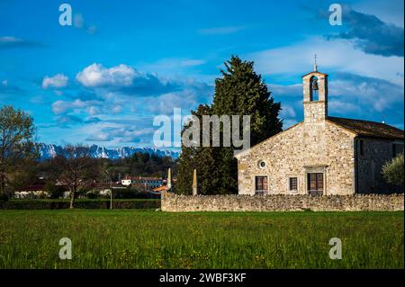 San Vito di Fagagna und die Moränenhügel des Friaul. Tavella Kirche Stockfoto