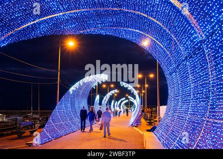 Funchal Weihnachtsdekorationen Straßenbeleuchtung funchal Marina beleuchtete Wellen an der Uferpromenade Funchal Madeira Portugal EU Europa Stockfoto