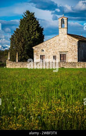 San Vito di Fagagna und die Moränenhügel des Friaul. Tavella Kirche Stockfoto