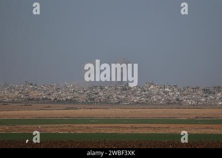 Gaza, Palästina. Januar 2024. Der Rauch steigt über dem Flüchtlingslager Buraij im zentralen Gazastreifen auf, der von einem nicht offenbarten Ort aus gesehen wird. Mehr als 22.800 Palästinenser und mindestens 1.300 Israelis sind laut dem palästinensischen Gesundheitsministerium und den israelischen Verteidigungskräften (IDF) getötet worden, seit die Hamas-Kämpfer am 7. Oktober einen Angriff auf Israel aus dem Gazastreifen gestartet haben. und die israelischen Operationen in Gaza und im Westjordanland begannen. (Credit Image: © Saeed Qaq/SOPA images via ZUMA Press Wire) NUR REDAKTIONELLE VERWENDUNG! Nicht für kommerzielle ZWECKE! Stockfoto