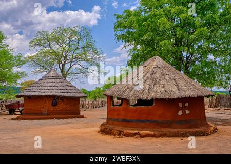 Simbabwe, Matabeleland Nord, Dorf in der Nähe von Hwange, traditionelles Haus Stockfoto