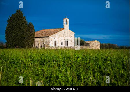 San Vito di Fagagna und die Moränenhügel des Friaul. Tavella Kirche Stockfoto