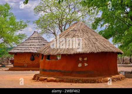 Simbabwe, Matabeleland Nord, Dorf in der Nähe von Hwange, traditionelles Haus Stockfoto