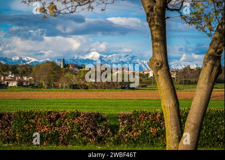 San Vito di Fagagna und die Moränenhügel des Friaul. Tavella Kirche Stockfoto