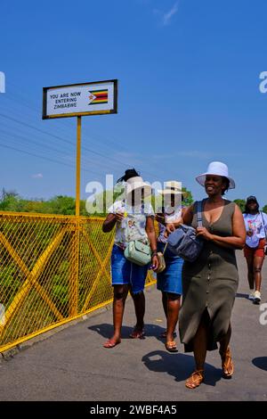 Simbabwe, Provinz Matabeleland North, Sambezi River an den Victoria Falls, die zum UNESCO-Weltkulturerbe erklärt wurde, die Grenzbrücke zwischen Sambia und Simbabwe Stockfoto