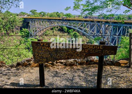 Simbabwe, Provinz Matabeleland North, Sambezi River an den Victoria Falls, die zum UNESCO-Weltkulturerbe erklärt wurde, die Grenzbrücke zwischen Sambia und Simbabwe Stockfoto