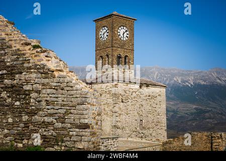 Uhrenturm auf dem Schloss in Gjirokaster. UNESCO-Weltkulturerbe Albanien. Aus dem 12. Jahrhundert erbaute Festung von Gjirokaster. Reisekonzept, Kopierraum Stockfoto