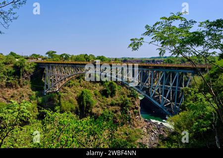 Simbabwe, Provinz Matabeleland North, Sambezi River an den Victoria Falls, die zum UNESCO-Weltkulturerbe erklärt wurde, die Grenzbrücke zwischen Sambia und Simbabwe Stockfoto