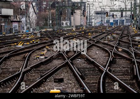 Leere Gleisanlagen vor dem Kölner HBF, 3-tägiger Streik der Bahn Gewerkschaft GDL, es fahren nur ganz wenige Züge in nah- und Fernverkehr, leerer Kölner Hauptbahnhof, der sonst zur Rushhour voll mit Reisenden und Zügen ist, Köln, NRW, Deutschland Bahnstreik *** Leergleise vor dem Kölner Hauptbahnhof, dreitägiger Streik der eisenbahngewerkschaft GDL, nur sehr wenige Züge im nah- und Fernverkehr, leerer Kölner Hauptbahnhof, der sonst zur Hauptverkehrszeit voll mit Reisenden und Zügen ist, Köln, NRW, Deutschland Eisenbahnstreik Stockfoto