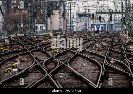 Leere Gleisanlagen vor dem Kölner HBF, 3-tägiger Streik der Bahn Gewerkschaft GDL, es fahren nur ganz wenige Züge in nah- und Fernverkehr, leerer Kölner Hauptbahnhof, der sonst zur Rushhour voll mit Reisenden und Zügen ist, Köln, NRW, Deutschland Bahnstreik *** Leergleise vor dem Kölner Hauptbahnhof, dreitägiger Streik der eisenbahngewerkschaft GDL, nur sehr wenige Züge im nah- und Fernverkehr, leerer Kölner Hauptbahnhof, der sonst zur Hauptverkehrszeit voll mit Reisenden und Zügen ist, Köln, NRW, Deutschland Eisenbahnstreik Stockfoto