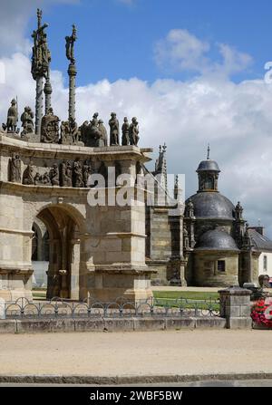 Calvary Calvaire und Sakristei, Enclos Paroissial de Pleyben umschlossene Pfarrei aus dem 15. Bis 17. Jahrhundert, Departement Finistere, Bretagne Stockfoto