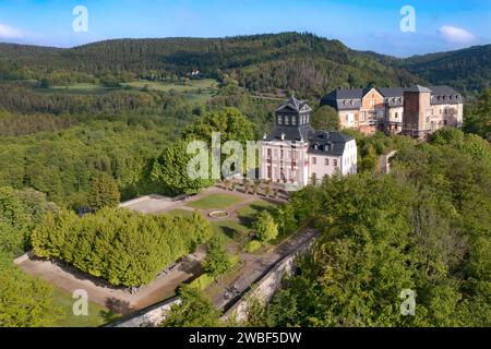 Park und Schloss Molsdorf Fürstliche Erlebniswelten Schloss Schwarzburg mit Kaisersaal Schloss Schwarzburg zählte bis zur Zerstörung 1940 zu den schönsten Barockschlössern in Deutschland und gehört heute der Stiftung Thüringer Schlösser und Gärten. Schwarzburg Thüringen DEUTSCHLAND *** Park und Schloss Molsdorf Fürstliche Erlebniswelten Schloss Schwarzburg mit Kaisersaal bis zu ihrer Zerstörung 1940 war die Schwarzburg eine der schönsten Barockschlösser Deutschlands und gehört heute der Thüringer Schloss- und Gartenstiftung Schwarzburg Thüringen DEUTSCHLAND Stockfoto