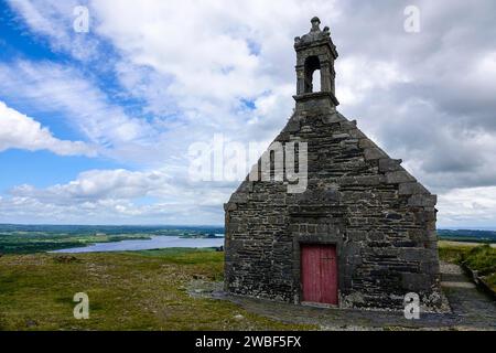 Kapelle am Mont Saint-Michel de Brasparts, hinter dem Reservoir de Saint-Michel, Massiv Monts d'Arree, Département Finistere, Bretagne, Frankreich Stockfoto