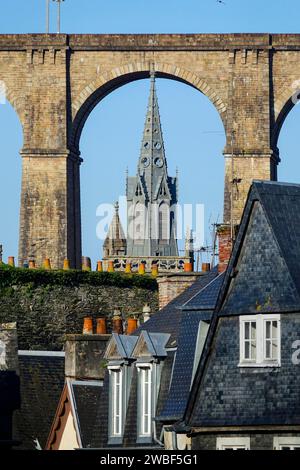 Blick vom Place Alende, auf das Viadukt der Eisenbahnlinie Paris-Brest und Kirchturm der Eglise Saint Melaine, Morlaix Montroulez Stockfoto