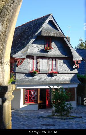 Rue du General de Gaulle in der Altstadt von Le Faou mit schiefergedeckten Granithäusern aus dem 16. Jahrhundert, Département Finistere, Bretagne Stockfoto