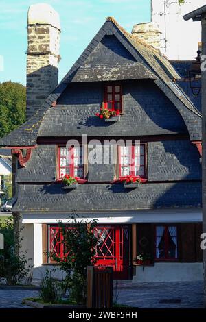 Rue du General de Gaulle in der Altstadt von Le Faou mit schiefergedeckten Granithäusern aus dem 16. Jahrhundert, Département Finistere, Bretagne Stockfoto